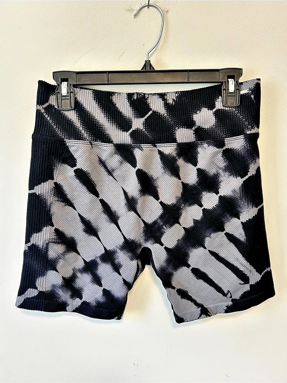 Pink Active Abstract Athletic Shorts in Black & Gray Size Large